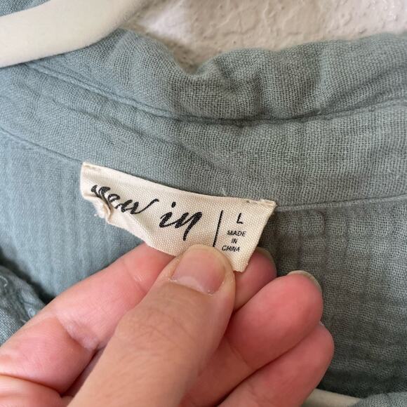 New In Boutique WOMEN FRAYED HEM DETAIL SOLID WOVEN SHIRT TOP IN SEA BLUE large - Picture 8 of 8